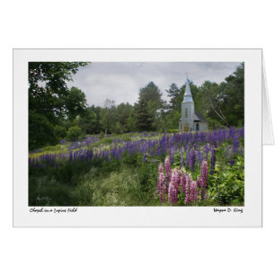 Kapelle in einer Lupine-Feldkarte