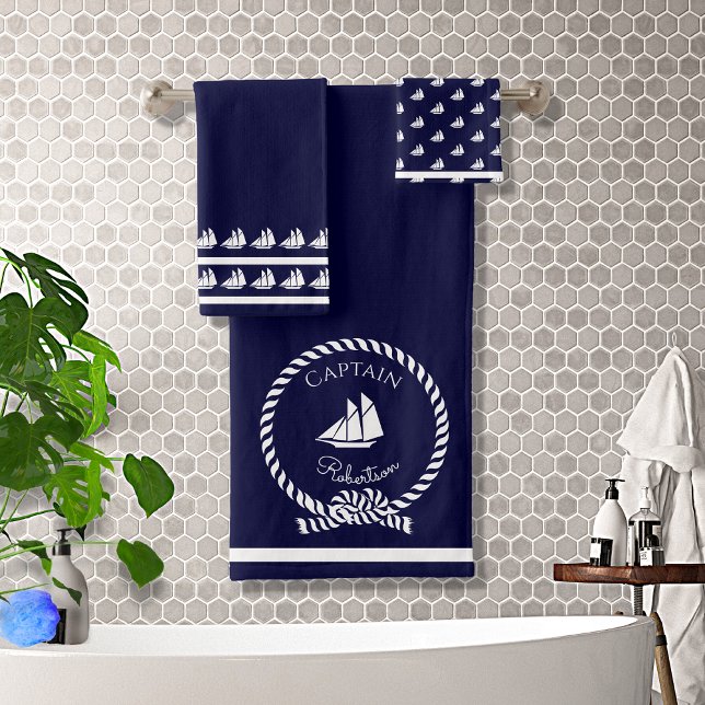 Kapitän an der Küste Name Sailboat Navy Blue Badhandtuch Set (Von Creator hochgeladen)