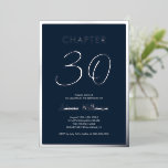 Kapitel 30 Blau 30. Geburtstag Party Silber Folieneinladung<br><div class="desc">Moderne und minimale "Kapitel 30" Silber-Folie Einladung für ein 30. Geburtstag Party. Personalisieren Sie es mit ihrem Namen und den Party-Details,  einschließlich Datum,  UAWG und alle weiteren Informationen benötigt. Design mit marineblau Hintergrund.</div>