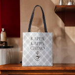 Kappa Kappa Chino Funny Coffee Lover Kariert Tasche<br><div class="desc">Wer Lieben Kaffee? Dieses lustige Design wurde speziell für Kaffeeliebhaber,  Baristas,  Restaurantserver und mehr geschaffen. Es verwendet einen Spin auf einen Bruderschaftsnamen mit KAPPA KAPPA CHINO Text und eine feuchte Tasse Cappuccino unter dem Text. Ein neutrales,  beige kariertes Muster bildet den stilvollen Hintergrund mit einer kleinen Touch Blau.</div>