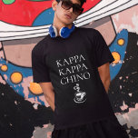 Kappa Kappa Chino Funny Coffee Lover T-Shirt<br><div class="desc">Dieses Design ist ein cooler T - Shirt für Kaffeeliebhaber und besticht durch einen Spin auf griechische Organisationen mit KAPPA KAPPA CHINO-Text und einer feuchten Tasse Cappuccino-Grafik unter dem Text. Wählen Sie aus den vielen Shirt-Stilen und Farboptionen für ein lustiges Shirt,  das Sie genießen können tragen.</div>