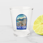 Kapstadt Südafrika Reisen Vintag Schnapsglas<br><div class="desc">Cape Town Retro Vektor-Reise-Design. Kapstadt ist eine Hafenstadt an der Südwestküste Südafrikas,  auf einer Halbinsel unter dem imposanten Tafelberg.</div>
