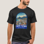 Kapstadt Südafrika Reisen Vintag T-Shirt<br><div class="desc">Cape Town Retro Vektor-Reise-Design. Kapstadt ist eine Hafenstadt an der Südwestküste Südafrikas,  auf einer Halbinsel unter dem imposanten Tafelberg.</div>