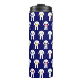 Karate Anzugs Pattern auf Navy Blue Thermosbecher