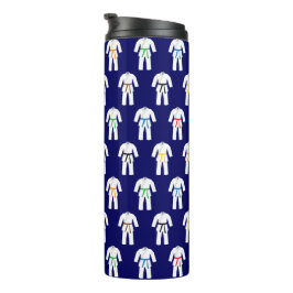 Karate Anzugs Pattern auf Navy Blue Thermosbecher