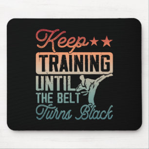 Karate Behielt Training, bis der Gürtel schwarze M Mousepad