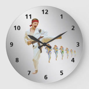 Karate, das Brown-Gurt kundengerecht tritt Große Wanduhr