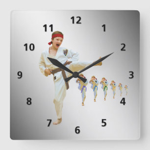 Karate, das Brown-Gurt kundengerecht tritt Quadratische Wanduhr