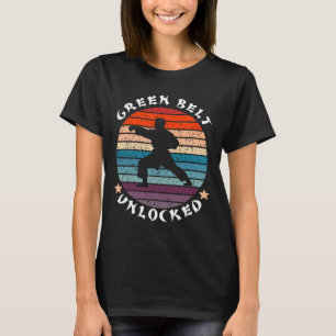 Karate für die ungesicherte Leistung im grünen Gür T-Shirt