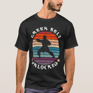 Karate für die ungesicherte Leistung im grünen Gür T-Shirt