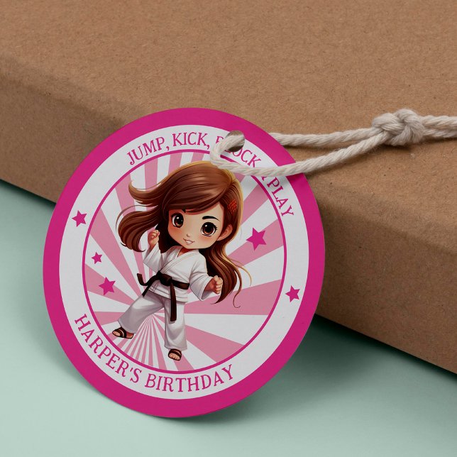 Karate-Geburtstagsparty Runder Aufkleber (Celebrate with kicks and birthday tricks! Kick up the fun with our girl Karate party supplies!)