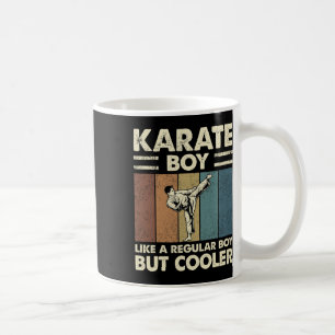 Karate Junge wie ein regelmäßiger Junge, aber Cool Kaffeetasse