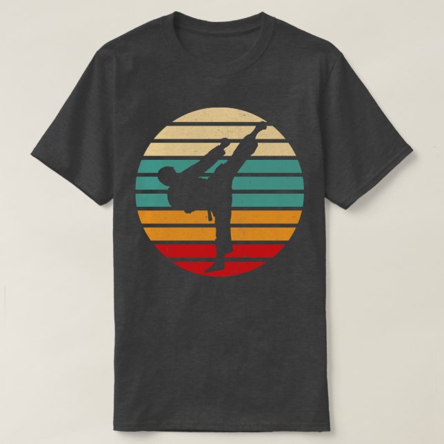 Karate Kick Retro Sun Karate Fighter T-Shirt (Design vorne)