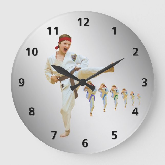 Karate Kicking Brown Belt individuell anpassbar Große Wanduhr (Vorderseite)