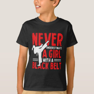Karate-Mädchen der Frauen - Unterschätze niemals e T-Shirt
