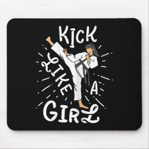 Karate Mädchen treten wie ein Kickboxen Taekwondo Mousepad