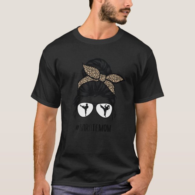 Karate Mama Leopard Messy Bun Hair Glasses T-Shirt (Vorderseite)