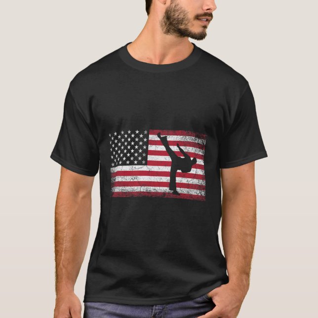 Karate Martial Arts 4. Juli American Flag USA T-Shirt (Vorderseite)