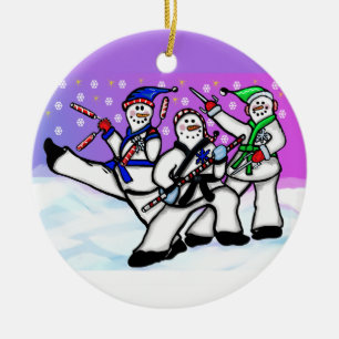 Karate-Schneemänner mit der Waffen-Verzierung run Keramikornament