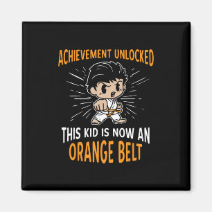 Karate-T-Shirt-Geschenk für Kinder mit orangem Gür Magnet
