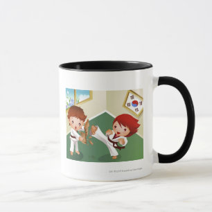 Karatejunge halten hölzern mit anderen, die es tasse
