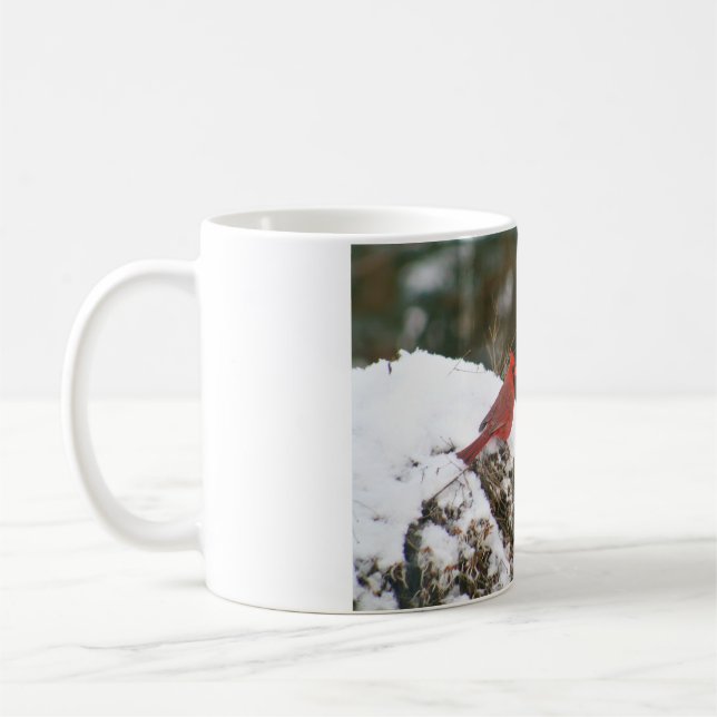 Kardinal auf einen Snowy Bush Kaffeetasse (Links)