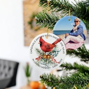 Kardinal erscheint in Urlaubsgrün-Foto Keramik Ornament