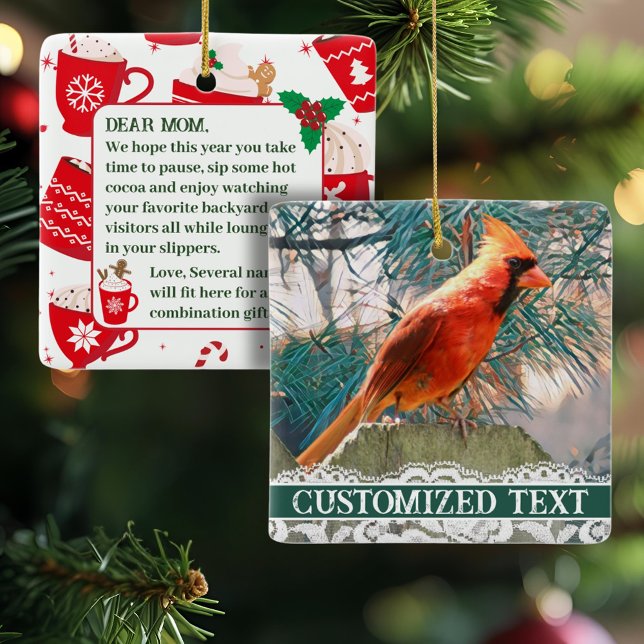 Kardinal in Pine Tree Rustikale Weihnachtsschmuck (A pretty ceramic cardinal square ornament with custom text on the back is personal and unique.)