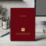 Kardinal Red Leather Look Firmenlogo und Name Planer<br><div class="desc">Bleibe und erhöht Ihr berufliches Image mit unserem Custom Spiral Planner, mit einem raffinierten Kardinal Red Leder-Look Design, das Eleganz mit Funktionalität verbindet. Ein anpassbarer Platz auf dem Cover ermöglicht es Ihnen, Ihr Firmenlogo auf einer goldenen Textur deutlich sichtbar zu machen, während zwei zusätzliche Zeilen bearbeitbaren Textes Platz für Ihren...</div>