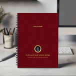 Kardinal Roter Round-Logo-Name Beruflich Planer<br><div class="desc">Bleibe und erhöht Ihr berufliches Image mit unserem Custom Spiral Planner, mit einem raffinierten roten Lederdesign in Kardinal, das Eleganz mit Funktionalität verbindet. Ein anpassbarer Platz auf dem Cover ermöglicht es Ihnen, Ihr Firmenlogo auf einer goldenen Textur deutlich sichtbar zu machen, während zwei zusätzliche Zeilen bearbeitbaren Textes Platz für Ihren...</div>