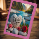 Karen's Heart stone River Sunset Trifold Geldbörse<br><div class="desc">Ein weißer,  herzförmiger Stein mit dem Namen Karen liegt auf den Felsen des Flusses in der Nähe eines fließenden Flusses und eines Sonnenuntergangs.</div>