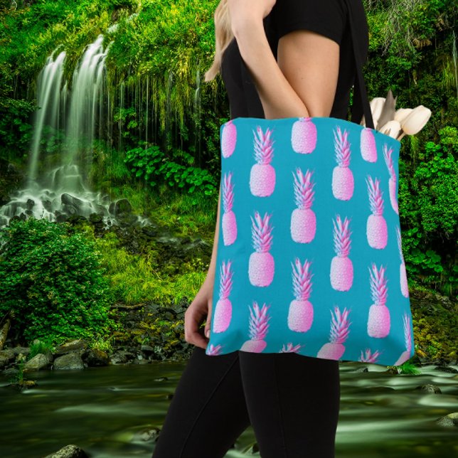 Karibik Blau Farbige rosa Ananas  Tasche (Whimsical pink pineapples across a Caribbean blue background!)