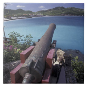 KARIBIK, St. Barts, Connon zielt in die Bucht von Fliese