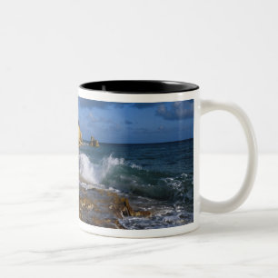 Karibik, St. Martin, Klippen am Cupecoy-Strand Zweifarbige Tasse