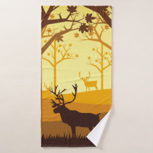 Karibische Silhouette im Wald auf dem Herbstmeer Badehandtuch