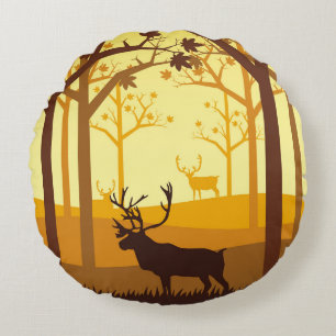 Karibische Silhouette im Wald auf dem Herbstmeer Rundes Kissen
