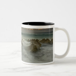 Karibisches Meer, Cayman Islands. Brechende Wellen Zweifarbige Tasse