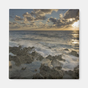 Karibisches Meer, Kaimaninseln. Brechende Wellen 2 Magnet
