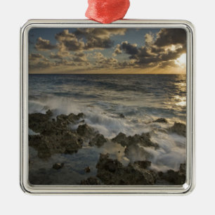 Karibisches Meer, Kaimaninseln. Brechende Wellen 2 Ornament Aus Metall