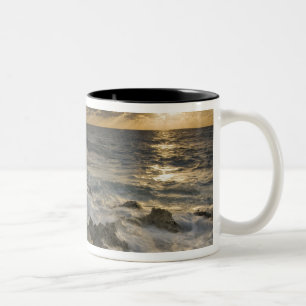 Karibisches Meer, Kaimaninseln. Brechende Wellen 2 Zweifarbige Tasse
