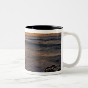Karibisches Meer, Kaimaninseln. Brechende Wellen 2 Zweifarbige Tasse