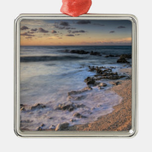 Karibisches Meer, Kaimaninseln. Brechende Wellen Ornament Aus Metall