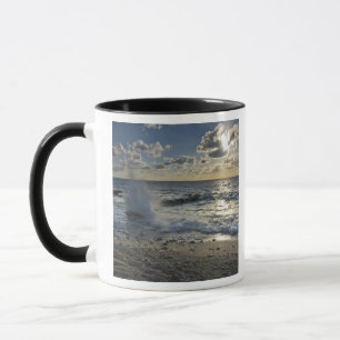 Karibisches Meer, Kaimaninseln.  Brechende Wellen Tasse