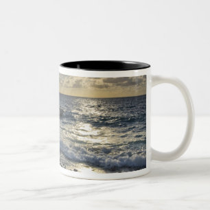 Karibisches Meer, Kaimaninseln. Brechende Wellen Zweifarbige Tasse