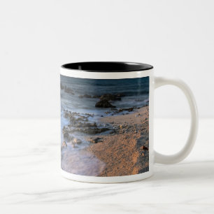 Karibisches Meer, Kaimaninseln. Brechende Wellen Zweifarbige Tasse