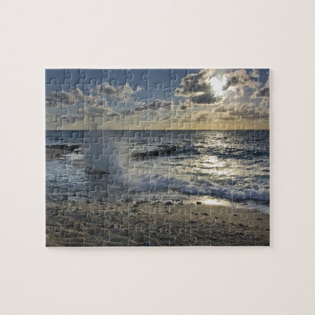 Karibisches Meer, Kaimaninseln.  Wellen (Horizontal)