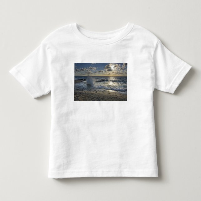Karibisches Meer, Kaimaninseln.  Wellen Kleinkind T-shirt (Vorderseite)