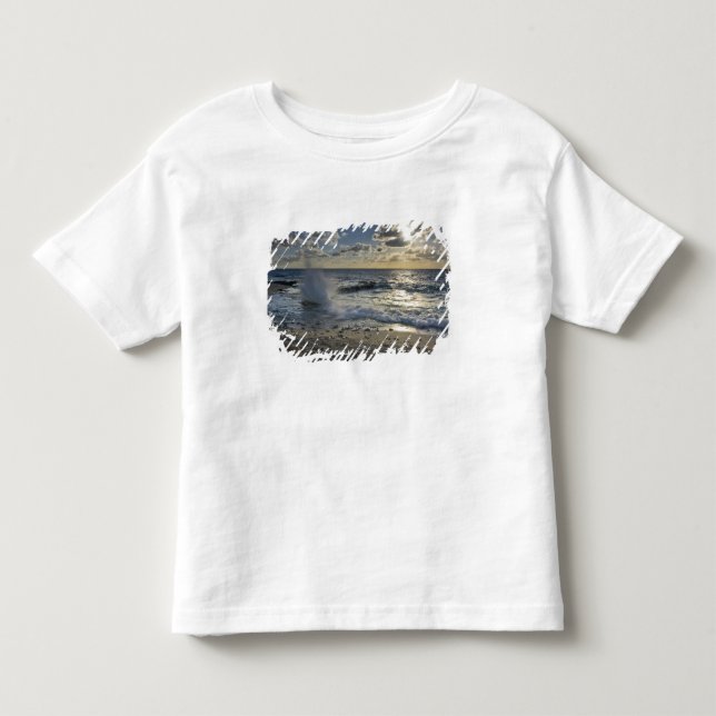 Karibisches Meer, Kaimaninseln.  Wellen Kleinkind T-shirt (Vorderseite)