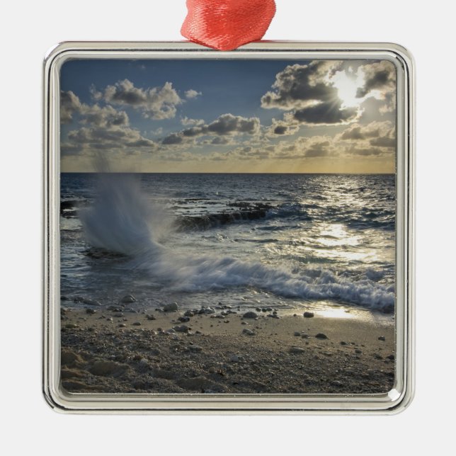 Karibisches Meer, Kaimaninseln.  Wellen Ornament Aus Metall (Vorne)