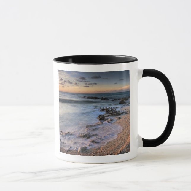 Karibisches Meer, Kaimaninseln.  Wellen Tasse (Rechts)